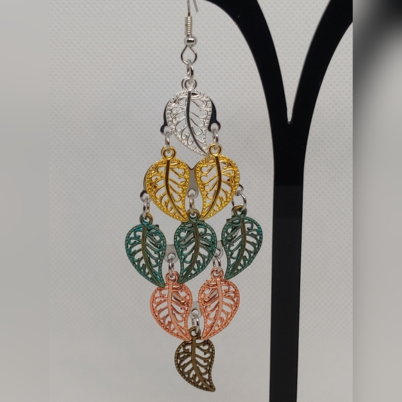 Leaf design chandelier earrings - Picture 2 of 4